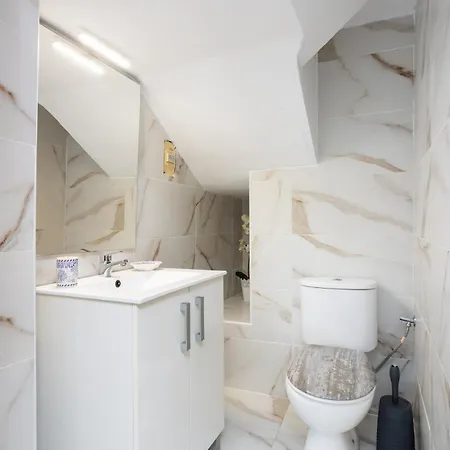 Home2book Charming Sea Front House 度假居